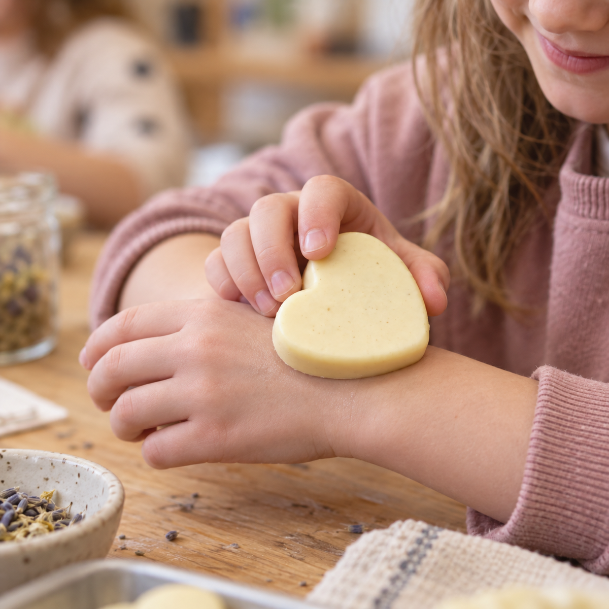 Élève utilisant une barre hydratante fabriquée lors d’un atelier créatif MA Création Écolo