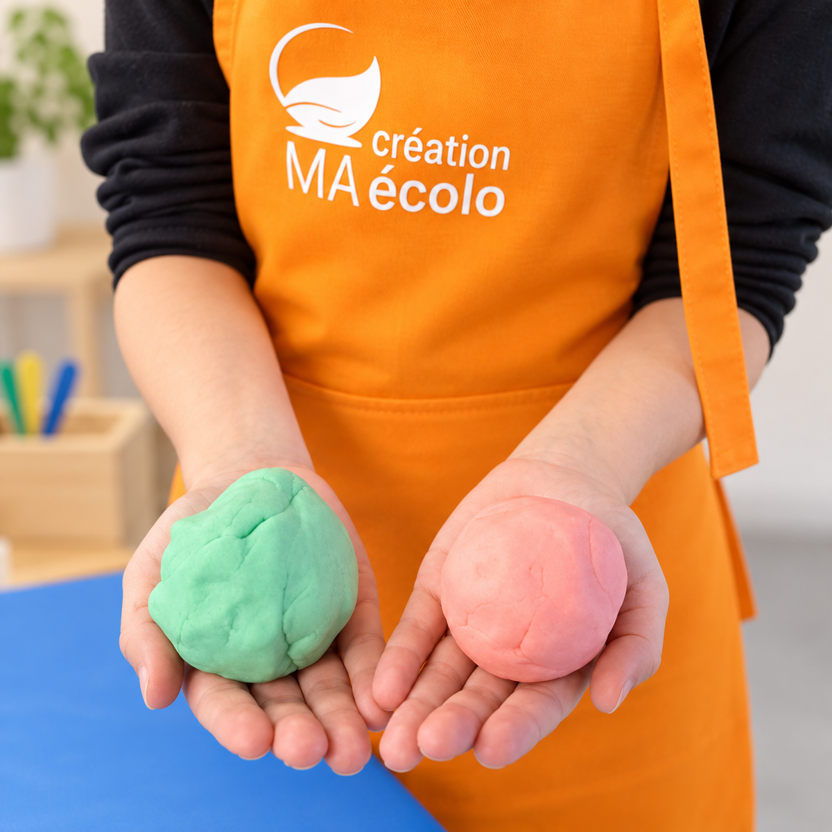 Enfant présentant ses pâtes à modeler colorées fabriquées en atelier