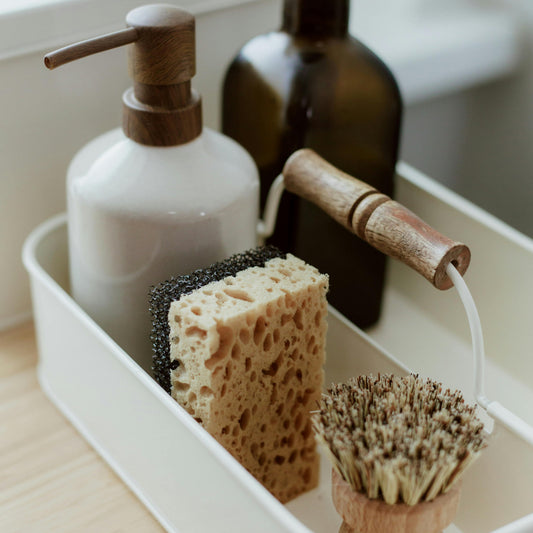 Produits ménagers et accessoires écologiques présentés lors d’un atelier de fabrication