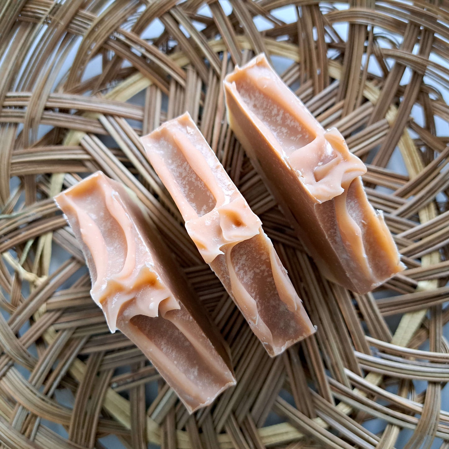 Handmade soap | Goat's milk and honeysuckle