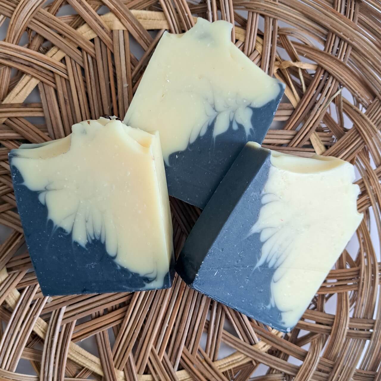 Savon artisanal | Cèdre, citron et poivre noir