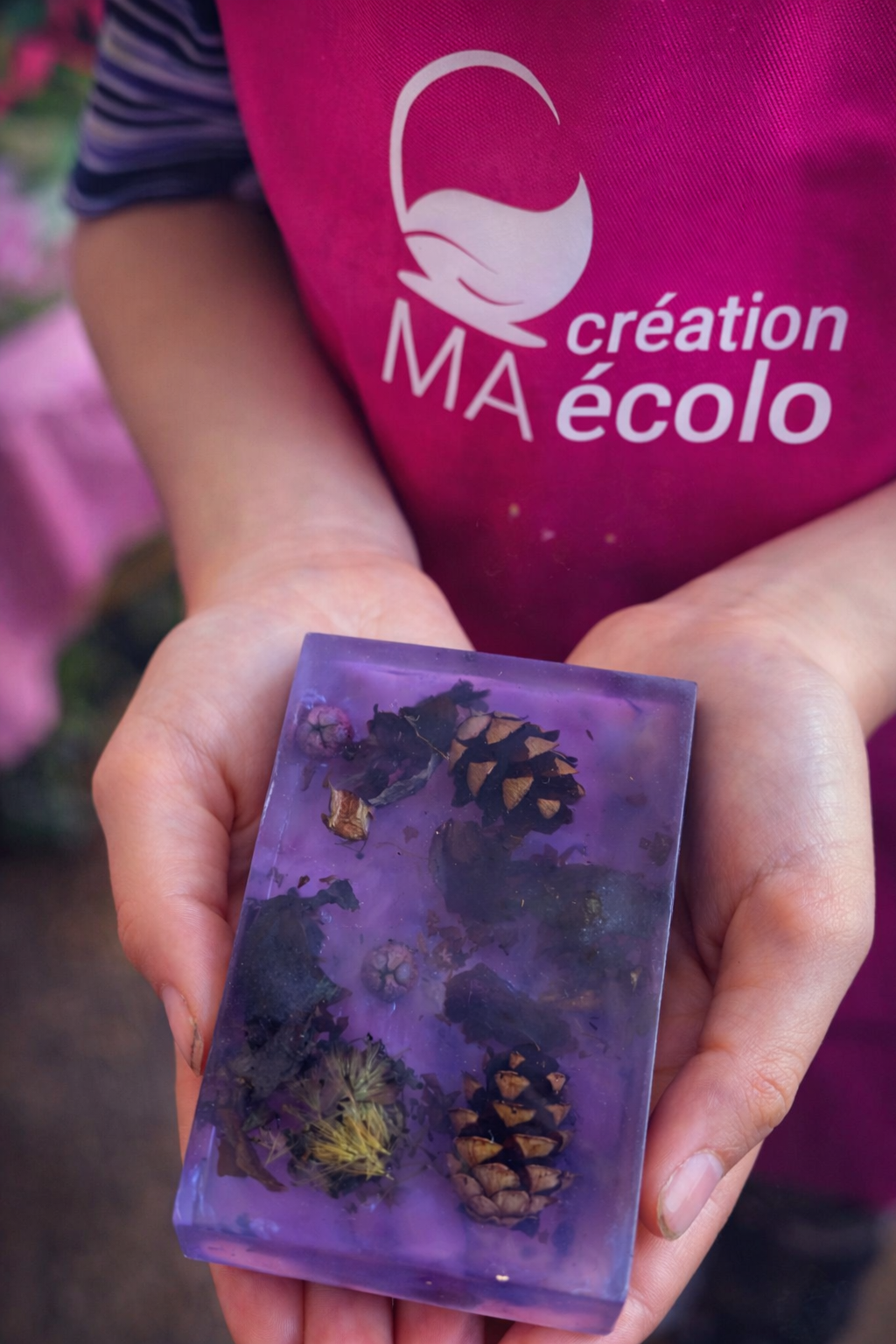 Savon à la glycérine décoré de fleurs réalisé lors d’un atelier pour enfants MA Création Écolo